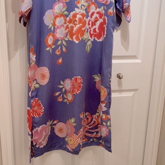 Natori Women’s Silky Satin floral V-Neck Caftan Nightgown size Medium - Picture 9 of 9